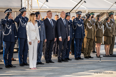 Przedstawiciele służb na trybunie honorowej podczas motospotkania pod hasłem: "Razem dla Bezpieczeństwa RP". Przedstawiciele służb na trybunie honorowej podczas motospotkania pod hasłem: &quot;Razem dla Bezpieczeństwa RP&quot;.