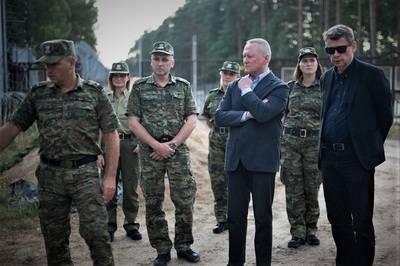 Komisarz Rady Europy i funkcjonariusze Straży Granicznej na granicy polsko-białoruskiej Komisarz Rady Europy i funkcjonariusze Straży Granicznej na granicy polsko-białoruskiej