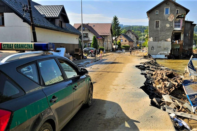 Pojazd służbowy Straży Granicznej podczas patrolu na terenach popowodziowych Pojazd służbowy Straży Granicznej podczas patrolu na terenach popowodziowych