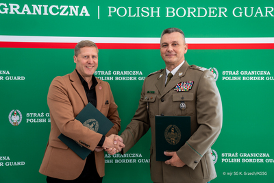 Komendant Główny Straży Granicznej gen. dyw. SG Robert Bagan oraz Prezes Zarządu T-Mobile Polska S.A. Andreas Maierhofer po podpisaniu porozumienia. Komendant Główny Straży Granicznej gen. dyw. SG Robert Bagan oraz Prezes Zarządu T-Mobile Polska S.A. Andreas Maierhofer po podpisaniu porozumienia.