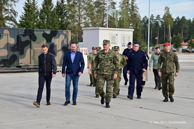 Wiceminister SWiA, Wojewoda Podlaski i Komendant Główny SG oraz inni uczestnicy wizyty na Podlasiu. Wiceminister SWiA, Wojewoda Podlaski i Komendant Główny SG oraz inni uczestnicy wizyty na Podlasiu.