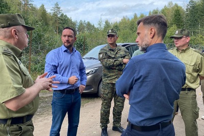 Wiceminister SWiA, Wojewoda Podlaski i Komendant Główny SG oraz inni uczestnicy wizyty na Podlasiu. Wiceminister SWiA, Wojewoda Podlaski i Komendant Główny SG oraz inni uczestnicy wizyty na Podlasiu.