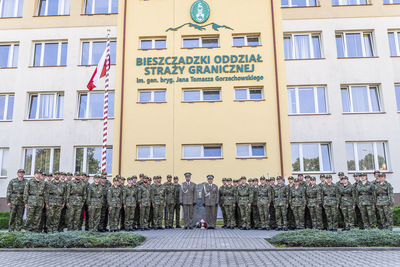 Zdjęcie grupowe uczestników ślubowania w Bieszczadzkim Oddziale SG. Zdjęcie grupowe uczestników ślubowania w Bieszczadzkim Oddziale SG.