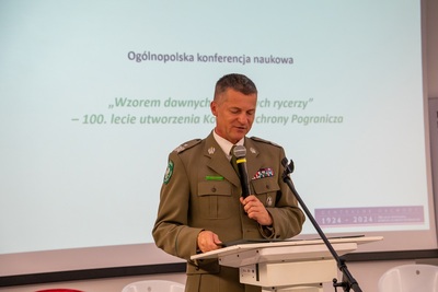 Komendant Nadbużańskiego Oddziały Straży Granicznej podczas wystąpienia w trakcie Konferencji naukowej poświęconej Korpusowi Ochrony Pogranicza. Komendant Nadbużańskiego Oddziały Straży Granicznej podczas wystąpienia w trakcie Konferencji naukowej poświęconej Korpusowi Ochrony Pogranicza.