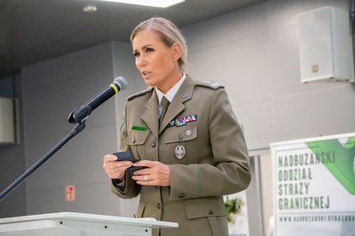 Funkcjonariuszka Straży Granicznej podczas wystąpienia w trakcie Konferencji naukowej poświęconej Korpusowi Ochrony Pogranicza. Funkcjonariuszka Straży Granicznej podczas wystąpienia w trakcie Konferencji naukowej poświęconej Korpusowi Ochrony Pogranicza.