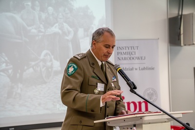Funkcjonariusz Straży Granicznej podczas wystąpienia w trakcie Konferencji naukowej poświęconej Korpusowi Ochrony Pogranicza. Funkcjonariusz Straży Granicznej podczas wystąpienia w trakcie Konferencji naukowej poświęconej Korpusowi Ochrony Pogranicza.