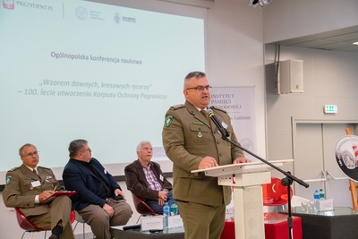 Funkcjonariusz Straży Granicznej podczas wystąpienia w trakcie Konferencji naukowej poświęconej Korpusowi Ochrony Pogranicza. Funkcjonariusz Straży Granicznej podczas wystąpienia w trakcie Konferencji naukowej poświęconej Korpusowi Ochrony Pogranicza.