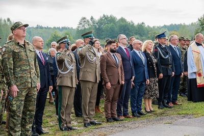 Uczestnicy uroczystości odsłonięcia tablicy pamiątkowej. Uczestnicy uroczystości odsłonięcia tablicy pamiątkowej.