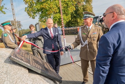 Odsłonięcie tablicy pamiątkowej. Odsłonięcie tablicy pamiątkowej.
