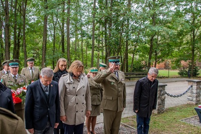 Goście uroczystości składają wieńce na grobach żołnierzy Korpusu Ochrony Pogranicza Goście uroczystości składają wieńce na grobach żołnierzy Korpusu Ochrony Pogranicza
