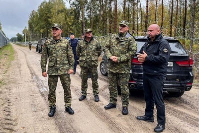 Szef BBN, Komendant Główny SG i Komendant Podlaskiego Oddziału SG przy zaporze na polsko-białoruskiej granicy. Szef BBN, Komendant Główny SG i Komendant Podlaskiego Oddziału SG przy zaporze na polsko-białoruskiej granicy.