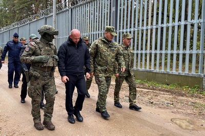 Szef BBN, Komendant Główny SG i Komendant Podlaskiego Oddziału SG przy zaporze na polsko-białoruskiej granicy. Szef BBN, Komendant Główny SG i Komendant Podlaskiego Oddziału SG przy zaporze na polsko-białoruskiej granicy.