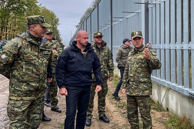 Szef BBN, Komendant Główny SG i Komendant Podlaskiego Oddziału SG przy zaporze na polsko-białoruskiej granicy. Szef BBN, Komendant Główny SG i Komendant Podlaskiego Oddziału SG przy zaporze na polsko-białoruskiej granicy.