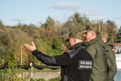 Komendant Placówki SG w Terespolu omawia z Komendantem Głównym SG prace nad zabezpieczeniem granicy polsko-białoruskiej. Komendant Placówki SG w Terespolu omawia z Komendantem Głównym SG prace nad zabezpieczeniem granicy polsko-białoruskiej.