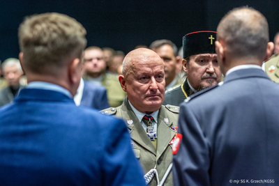 Dowódca Generalny Rodzajów Sił Zbrojnych gen. dyw. Marek Sokołowski przyjmuje meldunek o rozpoczęciu uroczystości. Dowódca Generalny Rodzajów Sił Zbrojnych gen. dyw. Marek Sokołowski przyjmuje meldunek o rozpoczęciu uroczystości.