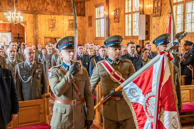 Poczet sztandarowy podczas mszy świętej z okazji Uroczystych obchodów 85. rocznicy bitwy pod Wytycznem Poczet sztandarowy podczas mszy świętej z okazji Uroczystych obchodów 85. rocznicy bitwy pod Wytycznem