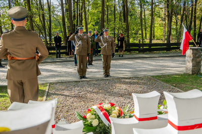 Komendant Główny Straży Granicznej i Komendant Nadbużańskiego Oddziału Straży Granicznej oddają honor podczas Uroczystych obchodów 85. rocznicy bitwy pod Wytycznem Komendant Główny Straży Granicznej i Komendant Nadbużańskiego Oddziału Straży Granicznej oddają honor podczas Uroczystych obchodów 85. rocznicy bitwy pod Wytycznem
