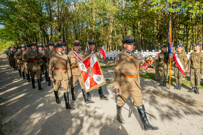 Poczet sztandarowy podczas Uroczystych obchodów 85. rocznicy bitwy pod Wytycznem Poczet sztandarowy podczas Uroczystych obchodów 85. rocznicy bitwy pod Wytycznem