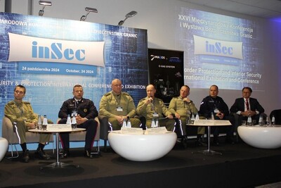Zaproszeni goście na scenie podczas Konferencji InSec 2024 Zaproszeni goście na scenie podczas Konferencji InSec 2024