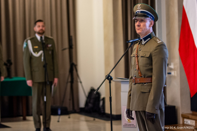 Funkcjonariusz Straży Granicznej rozpoczyna uroczystość z okazji Narodowego Święta Niepodległości w Komendzie Głównej Straży Granicznej Funkcjonariusz Straży Granicznej rozpoczyna uroczystość z okazji Narodowego Święta Niepodległości w Komendzie Głównej Straży Granicznej