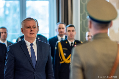 Funkcjonariusz Straży Granicznej składa meldunek Ministrowi Spraw Wewnętrznych i Administracji Funkcjonariusz Straży Granicznej składa meldunek Ministrowi Spraw Wewnętrznych i Administracji