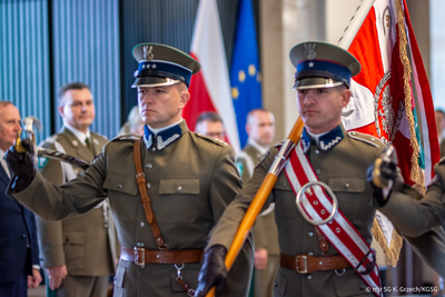 Poczet sztandarowy Straży Granicznej podczas rozpoczęcia uroczystość z okazji Narodowego Święta Niepodległości w Komendzie Głównej Straży Granicznej Poczet sztandarowy Straży Granicznej podczas rozpoczęcia uroczystość z okazji Narodowego Święta Niepodległości w Komendzie Głównej Straży Granicznej
