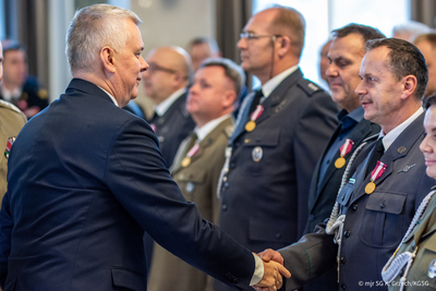 Minister Spraw Wewnętrznych i Administracji wręcza odznaczenia na uroczystość z okazji Narodowego Święta Niepodległości w Komendzie Głównej Straży Granicznej Minister Spraw Wewnętrznych i Administracji wręcza odznaczenia na uroczystość z okazji Narodowego Święta Niepodległości w Komendzie Głównej Straży Granicznej