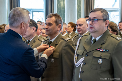 Minister Spraw Wewnętrznych i Administracji odznacza funkcjonariusza Straży Granicznej Minister Spraw Wewnętrznych i Administracji odznacza funkcjonariusza Straży Granicznej