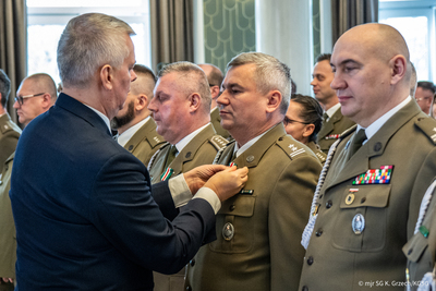 Minister Spraw Wewnętrznych i Administracji odznacza funkcjonariusza Straży Granicznej Minister Spraw Wewnętrznych i Administracji odznacza funkcjonariusza Straży Granicznej