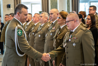 Komendant Główny Straży Granicznej odznacza funkcjonariusza podczas uroczystość z okazji Narodowego Święta Niepodległości w Komendzie Głównej Straży Granicznej Komendant Główny Straży Granicznej odznacza funkcjonariusza podczas uroczystość z okazji Narodowego Święta Niepodległości w Komendzie Głównej Straży Granicznej