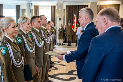 Minister Spraw Wewnętrznych i Administracji gratuluje odznaczeni funkcjonariuszowi Straży Granicznej. Minister Spraw Wewnętrznych i Administracji gratuluje odznaczeni funkcjonariuszowi Straży Granicznej.