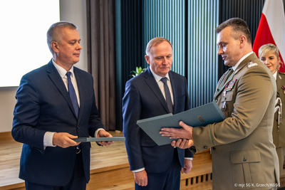 omendant Główny Straży Granicznej przekazuje upominek Ministrowi Spraw Wewnętrznych i Administracji. Komendant Główny Straży Granicznej przekazuje upominek Ministrowi Spraw Wewnętrznych i Administracji.