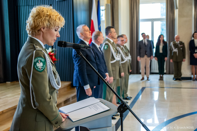 Funkcjonariuszka Straży Granicznej podczas uroczystości z okazji Narodowego Święta Niepodległości w Komendzie Głównej Straży Granicznej. Funkcjonariuszka Straży Granicznej podczas uroczystości z okazji Narodowego Święta Niepodległości w Komendzie Głównej Straży Granicznej.