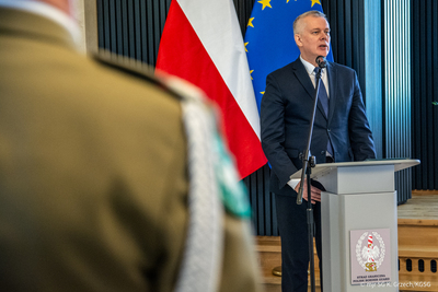 Minister Spraw Wewnętrznych i Administracji przemawia podczas uroczystości z okazji Narodowego Święta Niepodległości w Komendzie Głównej Straży Granicznej. Minister Spraw Wewnętrznych i Administracji przemawia podczas uroczystości z okazji Narodowego Święta Niepodległości w Komendzie Głównej Straży Granicznej.