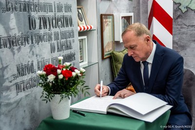 Wiceminister Spraw Wewnętrznych i Administracji wpisuje się do księgi pamiątkowej. Wiceminister Spraw Wewnętrznych i Administracji wpisuje się do księgi pamiątkowej.