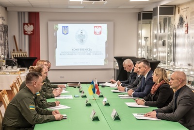 Uczestnicy konferencji siedzą przy stole. Uczestnicy konferencji siedzą przy stole.