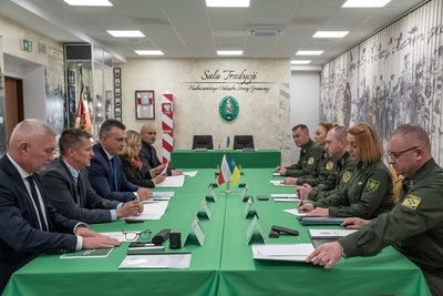 Uczestnicy konferencji siedzą przy stole. Uczestnicy konferencji siedzą przy stole.
