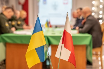 Flaga Polski i Ukrainy, a w tle uczestnicy Konferencji Głównych Pełnomocników Granicznych Rzeczypospolitej Polskiej i Ukrainy. Flaga Polski i Ukrainy, a w tle uczestnicy Konferencji Głównych Pełnomocników Granicznych Rzeczypospolitej Polskiej i Ukrainy.
