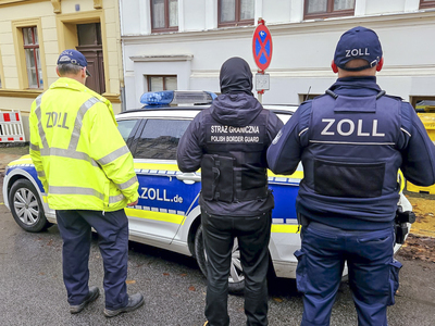 Funkcjonariusze Straży Granicznej i niemieckiego ZOLL przy pojeździe służbowym. Funkcjonariusze Straży Granicznej i niemieckiego ZOLL przy pojeździe służbowym.