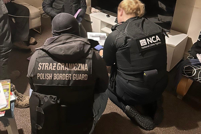Funkcjonariusze Straży Granicznej podczas przeszukania pomieszczenia. Funkcjonariusze Straży Granicznej podczas przeszukania pomieszczenia.