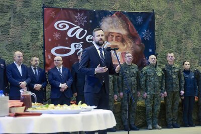 Minister Obrony Narodowej Minister Obrony Narodowej podczas przemówienia.