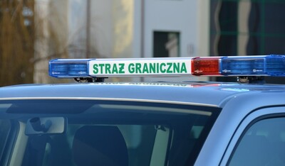 Napis Straż Graniczna na dachu pojazdu służbowego. Napis Straż Graniczna na dachu pojazdu służbowego.