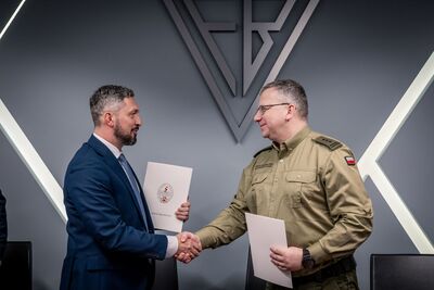 Dyrektor Biura Techniki i Zaopatrzenia KGSG i przedstawiciel Fabryki Broni „Łucznik” Dyrektor Biura Techniki i Zaopatrzenia KGSG i przedstawiciel Fabryki Broni „Łucznik”