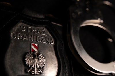 Znak identyfikacyjny SG i kajdanki. Znak identyfikacyjny SG i kajdanki.