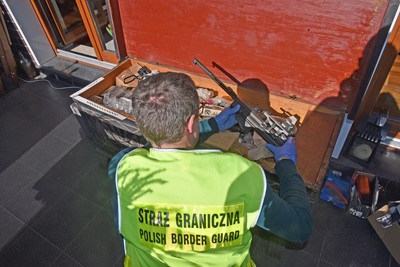 Funkcjonariusz Straży Granicznej podczas prowadzenia czynności służbowych Funkcjonariusz Straży Granicznej podczas prowadzenia czynności służbowych