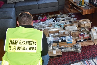 Funkcjonariusz Straży Granicznej podczas prowadzenia czynności służbowych Funkcjonariusz Straży Granicznej podczas prowadzenia czynności służbowych