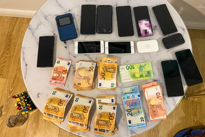 Zabezpieczone telefony i środki pieniężne Zabezpieczone telefony i środki pieniężne