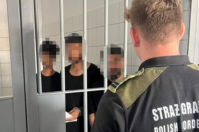 Funkcjonariusze Straży Granicznej przy zatrzymanych cudzoziemcach. Funkcjonariusze Straży Granicznej przy zatrzymanych cudzoziemcach.