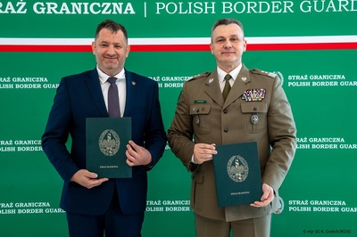 Komendant Główny Straży Granicznej i Szef Krajowej Administracji Skarbowej po podpisaniu porozumienia Komendant Główny Straży Granicznej i Szef Krajowej Administracji Skarbowej po podpisaniu porozumienia