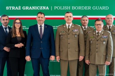 Uczestnicy spotkania Komendanta Głównego Straży Granicznej i Szefa Krajowej Administracji Skarbowej na wspólnym zdjęciu Uczestnicy spotkania Komendanta Głównego Straży Granicznej i Szefa Krajowej Administracji Skarbowej na wspólnym zdjęciu